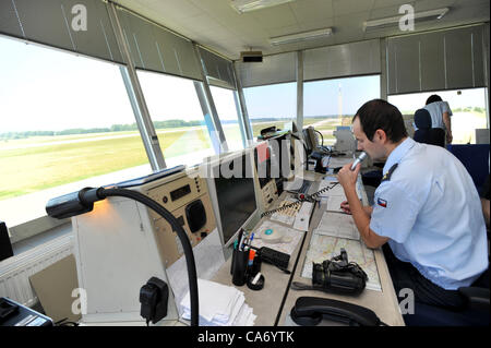 Intorno 50 afgane e piloti americani hanno partecipato durante quasi un anno presso il corso di formazione su elicotteri in centro per la formazione di volo, CLV all aeroporto militare aeroporto di Pardubice, Repubblica Ceca il 18 giugno 2012 . Prima di voli effettivi i piloti qualificati su vari simulatori e simulatori di volo. In futuro in elicottero di Pardubice centro di formazione per la NATO potrebbe essere stabilita. Gestione di torre. (CTK foto/Josef Vostarek) Foto Stock