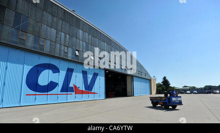 Intorno 50 afgane e piloti americani hanno partecipato durante quasi un anno presso il corso di formazione su elicotteri in centro per la formazione di volo, CLV all aeroporto militare aeroporto di Pardubice, Repubblica Ceca il 18 giugno 2012 . Prima di voli effettivi i piloti qualificati su vari simulatori e simulatori di volo. In futuro in elicottero di Pardubice centro di formazione per la NATO potrebbe essere stabilita. Hangar. (CTK foto/Josef Vostarek) Foto Stock