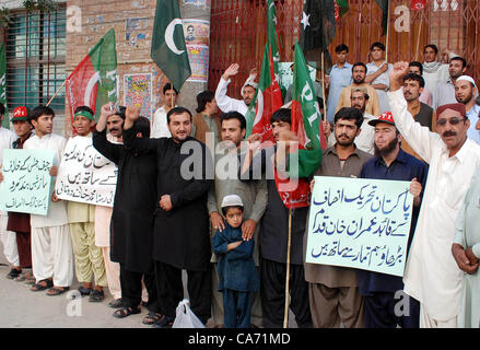 I sostenitori del Tehreek-e-Insaf (PTI) cantano slogan in favore delle loro richieste durante la manifestazione di protesta a Quetta Press Club il Martedì, 19 giugno 2012. Foto Stock