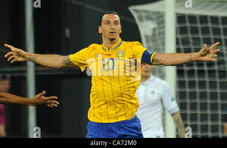 19.06.2012. Kiev, Ucraina. La Svezia di Zlatan Ibrahimovic festeggia dopo aver segnato il gol di apertura per 1-0 durante UEFA EURO 2012 GRUPPO D partita di calcio Svezia vs Francia a NSC Olimpiyskiy stadio olimpico di Kiev, in Ucraina, 19 giugno 2012. Foto Stock