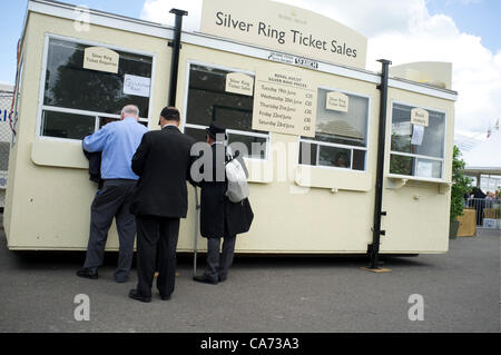 19 giugno 2012. Ascot UK. Gli spettatori sul primo giorno del Royal Ascot. Biglietti in vendita chiosco per l ingresso in l'anello in argento enclosure. Foto Stock