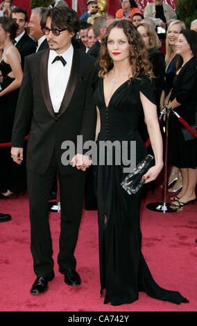 Giugno 19, 2012 - file (foto) - Johnny Depp e il suo abituale partner, Vanessa Paradis, hanno diviso. Nella foto: Feb 24, 2008 - Hollywood, California, Stati Uniti- Johnny Depp e VANESSA PARADIS all'ottantesimo annuale di Academy Awards tenutosi presso il Kodak Theatre di Hollywood. (Credito Immagine: © Lisa O'Connor/ZUMAPRESS.com) Foto Stock