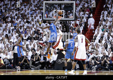 19.06.2012. Miami, Florida, Stati Uniti d'America. Miami Heat riprese guard Dwyane Wade (3) viene sporcata da Oklahoma City Thunder power avanti Serge Ibaka (9) durante il primo trimestre del gioco 4 del 2012 finali NBA, Tuono al calore, all'American Airlines Arena, Miami, Florida, Stati Uniti d'America. Foto Stock