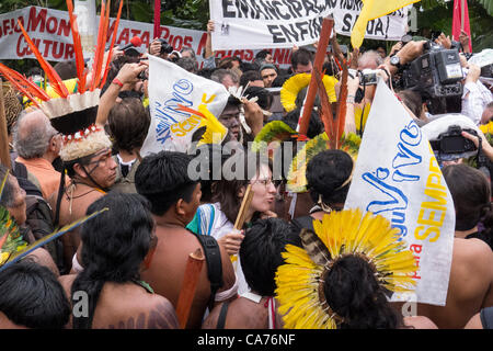 I popoli indigeni di dimostrare che trasportano Xingu Vivo Para sempre (Xingu vivo per sempre) banner per protestare contro la costruzione di Belo Monte della diga idroelettrica a una dimostrazione da parte delle popolazioni indigene, Landless Movimento Popolare (MST) e altri gruppi della società civile di fronte il Riocentro conferenza delle Nazioni Unite. I dimostranti si sono mantenuti al di fuori del earshot e invisibile per la conferenza delle Nazioni Unite. Conferenza delle Nazioni Unite sullo Sviluppo Sostenibile (Rio+20), Rio de Janeiro, Brasile, 20 giugno 2012. Foto © Patrick Cunningham.