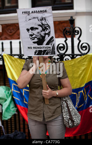 Londra, Regno Unito. Xx Giugno, 2012. Un protestor sorregge un cartello al di fuori dell'Ambasciata ecuadoriana mentre il fondatore di Wikileaks Julian Assange chiede asilo all'interno dell'Ambasciata. Foto Stock