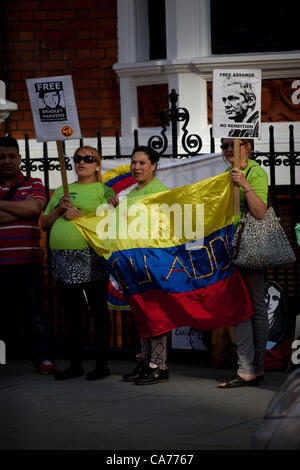 I manifestanti al di fuori dell'Ambasciata ecuadoriana di supporto del fondatore di Wikileaks Julian Assange mentre egli chiede asilo all'interno dell'Ambasciata. Londra, Regno Unito. Xx Giugno, 2012. Foto Stock