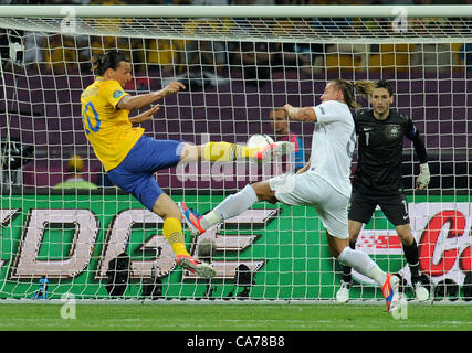 19.06.2012. Kiev, Ucraina. Obiettivo per 1:0 segnati da Zlatan IBRAHIMOVIC (SWE) passato Philippe MEXES (FRA). Fase a gironi - Gruppo D: Svezia contro la Francia, Kiev, Ucraina, UEFA campionato europeo di calcio del 2012 in Polonia e Ucraina Foto Stock