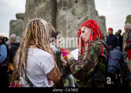 In Giugno 20th-21st, migliaia di persone si uniranno i druidi e pagani che si ritrovano insieme a Stonehenge per celebrare il Solstizio d'estate. Patrimonio inglese consente soltanto di accedere al Stoneheges cerchio interno due volte l'anno - Durante soltice. Molte persone si radunano la sera prima alle 7 p.m. con animazione e musica fino all'alba del mattino successivo. Foto Stock