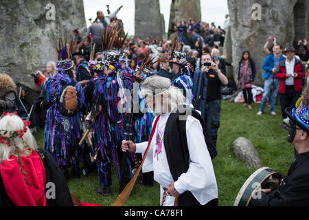 In Giugno 20th-21st, migliaia di persone si uniranno i druidi e pagani che si ritrovano insieme a Stonehenge per celebrare il Solstizio d'estate. Patrimonio inglese consente soltanto di accedere al Stoneheges cerchio interno due volte l'anno - Durante soltice. Molte persone si radunano la sera prima alle 7 p.m. con animazione e musica fino all'alba del mattino successivo. Foto Stock