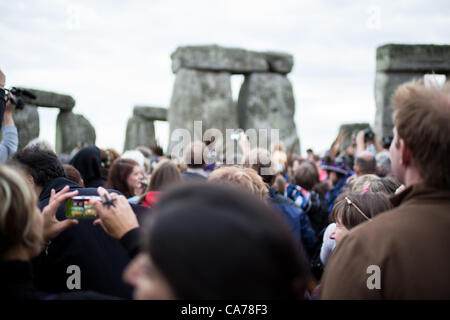 In Giugno 20th-21st, migliaia di persone si uniranno i druidi e pagani che si ritrovano insieme a Stonehenge per celebrare il Solstizio d'estate. Patrimonio inglese consente soltanto di accedere al Stoneheges cerchio interno due volte l'anno - Durante soltice. Molte persone si radunano la sera prima alle 7 p.m. con animazione e musica fino all'alba del mattino successivo. Foto Stock