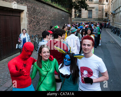 Gli studenti di Cambridge in fancy dress coda per raggiungere il Kings College Può la sfera 20 Giugno 2012. L'estate le sfere sono tenuti in giugno dopo gli esami e il collegio anno sono oltre. Foto Stock