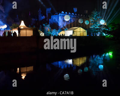 Le luci da Trinità Hall può palla all'Università di Cambridge Regno Unito illumina il cielo e si riflettono nel fiume Cam può la sfera 20 Giugno 2012. L'estate le sfere sono tenuti in giugno dopo gli esami e il collegio anno sono oltre. Foto Stock