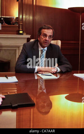 Athens, Grecia - 21 giugno 2012. La Grecia del nuovo primo ministro di Antonis SAMARAS, centro di PASOK leader di partito, Evangelos Venizelos ( R ), Democratici di sinistra di leader di partito, Fotis Kouvelis ( L ) e considerare la finalizzazione del governo di coalizione e programma di assumere in salita il compito di rinegoziare i termini di un impopolare UE-FMI bailout. Foto Stock