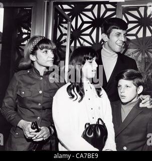 LEONARD NIMOY con la moglie e i figli Julie Nimoy Schwartz e Adam Nimoy a vostra, miniera ed il nostro premiere 1968.fornito da foto inc.(Immagine di credito: Â© fornito dal mondo Foto Inc/Globe foto/ZUMAPRESS.com) Foto Stock