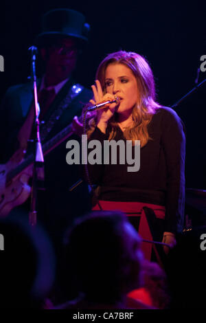 Giugno 20, 2012 - Il cantautore Lisa Marie Presley, figlia di Elvis e Priscilla Presley, esegue un intamite mostrano in fondo Lounge in Chicago, IL. ''La principessa del Rock and Roll'' è in tour per promuovere il suo terzo album in studio " "storm & Grace'' che è stato relased il 15 maggio 2012. (Credito Immagine: © Maureen Vana/ZUMAPRESS.com) Foto Stock