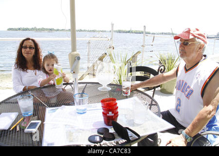 Giugno 15, 2012 - Bronx, NY, STATI UNITI - Alex Schibli con sua moglie Noelva Vigoya visitare la sua isola - Isola di ratto per un picnic su Giugno 15, 2012 ..La bambina è Gabrielle Esposito - i loro nipoti. .In questa inquadratura sono seduti sulla terrazza di casa sua nel Bronx e isola di ratto è il piccolo pezzo di terra visibile in lontananza. (Credito Immagine: © Rahav Segev/ZUMAPRESS.com) Foto Stock