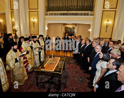 Giugno 21, 2012. Atene, Grecia. Antonis SAMARAS e Carolos Papoulias (centro) orologi come la Grecia recentemente nominati ministri hanno prestato giuramento nel corso di una cerimonia al Palazzo Presidental in Atene. Grecia nominato un nuovo armadio alla fine di due mesi di stallo politico di oggi e ha detto che avrebbe lo scopo di rivedere i termini di un impopolare UE-FMI bailout trattativa senza rischiare la sua appartenenza dell area dell euro. Foto Stock