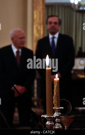 Giugno 21, 2012 - Athens, Grecia - Antonis SAMARAS e Carolos Papoulias guarda su come la Grecia recentemente nominati ministri, hanno prestato giuramento nel corso di una cerimonia al Palazzo Presidental ad Atene il 21 giugno 2012. Grecia nominato un nuovo armadio alla fine di due mesi di stallo politico di oggi e ha detto che avrebbe lo scopo di rivedere i termini di un impopolare UE-FMI bailout trattativa senza rischiare la sua appartenenza dell area dell euro. (Credito Immagine: © Evi Zoupanos/ZUMAPRESS.com) Foto Stock