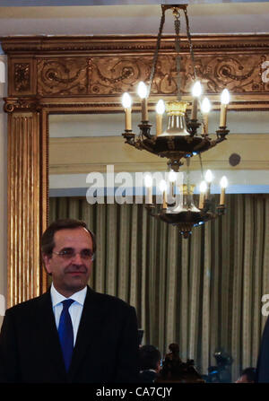 Giugno 21, 2012 - Athens, Grecia - Antonis SAMARAS orologi su come la Grecia recentemente nominati ministri, hanno prestato giuramento nel corso di una cerimonia al Palazzo Presidental ad Atene il 21 giugno 2012. Grecia nominato un nuovo armadio alla fine di due mesi di stallo politico di oggi e ha detto che avrebbe lo scopo di rivedere i termini di un impopolare UE-FMI bailout trattativa senza rischiare la sua appartenenza dell area dell euro. (Credito Immagine: © Evi Zoupanos/ZUMAPRESS.com) Foto Stock