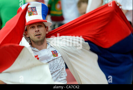 Giugno 21, 2012. Wroclaw, Polonia. Calcio ceca onde ventola di un gigante di bandiera in EURO 2012 trimestre partita finale. Repubblica ceca vs Portogallo. Foto Stock