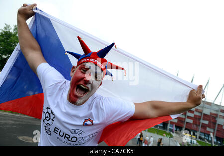 Giugno 21, 2012. Wroclaw, Polonia. Calcio ceca onde ventola di un gigante di bandiera in EURO 2012 trimestre partita finale. Repubblica ceca vs Portogallo. Foto Stock