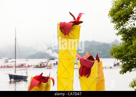 Giovedì 21 Giugno 2012. La Torcia Olimpica lascia Ambleside su una barca di lancio e giù la testa a Bowness on Windermere, Lake District, UK. Foto Stock