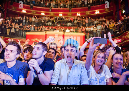 LONDON, Regno Unito - 21 Giugno 2012: Bloc Party eseguire live at Koko Club. Bloc Party sono un British indie rock band, composta da Kele Okereke, Russell Lissack, Gordon Moakes e Matt Tong. Foto Stock