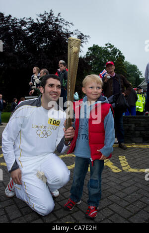 La fiamma olimpica abbordato lo storico battello a vapore Tern a Waterhead Pier per viaggiare attraverso a Bowness-on-Windermere.In uno dei più grandi spettacoli mai visto nel distretto del lago, la fiamma ha attraversato il lago scortato da un centinaio di altre navi. Bowness on Windermere con torcia olimpica Xabier Murgui Reta Hometown Pamplona Spagna Età 28 portato la fiamma attraverso Grasmere torcia olimpica Foto Stock