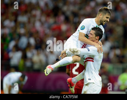 Cristiano Ronaldo (destra) e Miguel Veloso (entrambi PRT) celebrare la vittoria, calcio, quarterfinal EURO 2012 match Repubblica Ceca vs Portogallo, Wroclaw, Polonia il 21 giugno 2012. (CTK foto/Katerina Sulova) Foto Stock