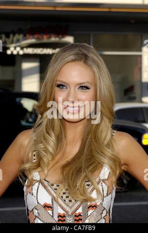 Melissa Ordway presso gli arrivi per TED Premiere, Grauman's Chinese Theatre di Los Angeles, CA 21 Giugno 2012. Foto Da: Michael Germana/Everett Collection Foto Stock