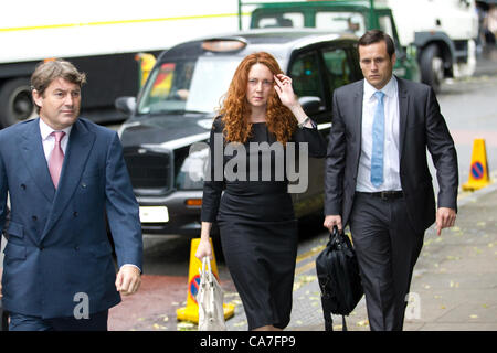 Southwark Crown Court di Londra, Regno Unito. 22.06.2012 Rebecca Brooks con mio marito (sinistra) Charlie arrivando oggi a Southwark Crown Court. L'ex News International chief executive volti tre conta di cospirazione di sotto il mantello per deviare il corso della giustizia, comprese che ha eliminato le scatole di materiale dalla News archivio internazionale e ha cercato di nascondere i documenti, computer e altro materiale da svariati milioni di pound Scotland Yard indagine. Foto Stock