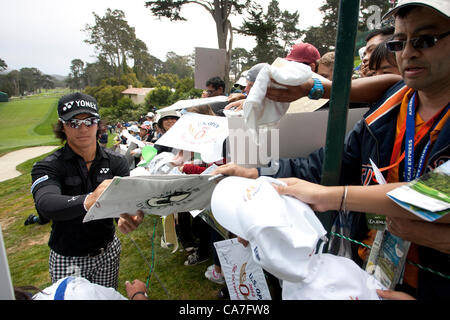 Ryo Ishikawa (JPN), 13 giugno 2012 - Golf : Ryo Ishikawa del Giappone firma autografi per i fan durante una pratica rotonda per il 2012 U.S. Aprire il torneo di golf al Lago Corso della Olympic Club di San Francisco, California, Stati Uniti. (Foto di Thomas Anderson/AFLO) (giornale giapponese) Foto Stock