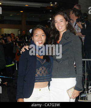 Londra, Regno Unito. 21 Giugno, 2012. Vania KING (sinistra) a Sir Richard Branson di Wimbledon pre-torneo partito svoltasi a tetto Kensington Gardens, London, Regno Unito Foto Stock