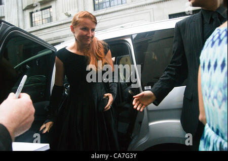 Londra, Regno Unito. 21 Giugno, 2012. La stella del tennis Agnieszka RADWANSKA a Sir Richard Branson di Wimbledon pre-torneo partito svoltasi a tetto Kensington Gardens, London, Regno Unito Foto Stock