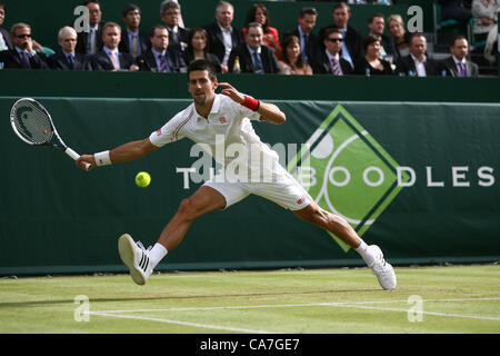 22.06.2012. Stoke Park, Buckinghamshire, Inghilterra, Regno Unito. Il Boodles Tennis 2012. Novak Djokovic (SRB) in azione contro Andy Murray (GBR) durante il loro incontro a Boodles 2012 giocato a Stoke Park. Foto Stock