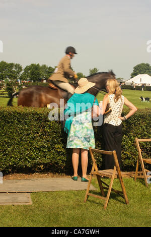 Gli spettatori presso il l'anello Langleys guardando show jumping del 20 giugno 2012 presso il Lincolnshire mostra Terra, Lincoln, Regno Unito. Foto Stock