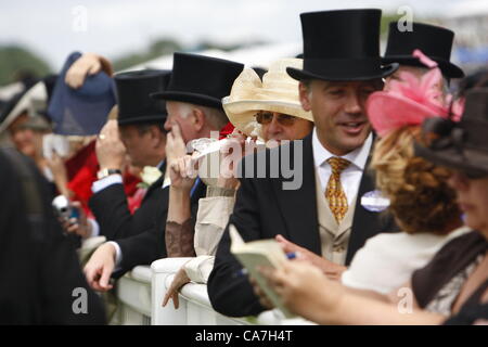 22.06.12 Ascot, Windsor, Inghilterra: Racegoers folla le rotaie vicino al traguardo il giorno 4 del Royal Ascot 2012 Riunione, Ascot Berkshire. Foto Stock