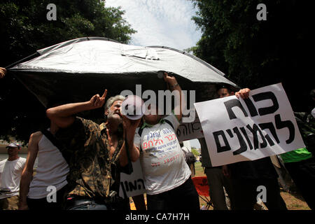 La persona senza dimora detiene un cartello che recita ' potere di masse' e grida anti governo slogan durante il costo della vita protesta a Tel Aviv in Israele. La giustizia sociale protesta denominata anche le tende di protesta di protesta sono state una serie di manifestazioni in Israele a partire dal mese di luglio 2011 coinvolge centinaia di migliaia di manifestanti da una varietà di socio-economica opponendosi al continuo aumento del costo della vita in particolare l'alloggiamento. Foto Stock