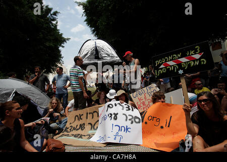 I giovani israeliani dimostrando in Rothschild boulevard durante il costo della vita protesta a Tel Aviv in Israele. La giustizia sociale protesta denominata anche le tende di protesta di protesta sono state una serie di manifestazioni in Israele a partire dal mese di luglio 2011 coinvolge centinaia di migliaia di manifestanti da una varietà di socio-economica opponendosi al continuo aumento del costo della vita in particolare l'alloggiamento. Foto Stock