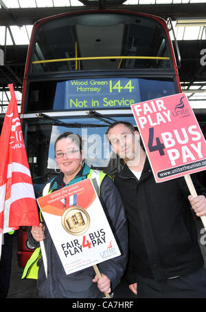 Wood Green, Londra, Regno Unito. Il 22 giugno 2012. I conducenti di autobus in sciopero davanti ad un bus 144 in legno verde stazione bus a Londra per le Olimpiadi bonus di pagamento. Foto Stock