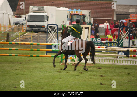 Visualizza il ponticello, Chelsea Skelton, equitazione il corso nell'arena principale presso la mostra su Giovedi 21 giugno 2012 a Lincoln, Regno Unito. Foto Stock