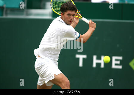 22.06.2012 Stoke Park, Buckinghamshire, Inghilterra. Il Boodles Tennis 2012. Oliver Golding (GBR) in azione contro Juan Monaco (ARG) durante la loro corrispondenza alla Boodles giocato a Stoke Park Foto Stock