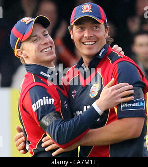 22.06.2012. Chelmsford Essex, Regno Unito. Graham Napier e Adam Meteo festeggiare insieme. 'Amici vita T20' corrispondono, Essex Eagles vs Surrey i Lions al Ford County Ground, Chelmsford Essex. Foto Stock