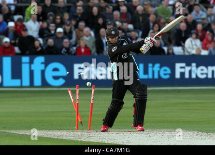 22.06.2012. Chelmsford Essex, Regno Unito. Gareth Batty è colpiti da Ryan dieci Doeschate. 'Amici vita T20' corrispondono, Essex Eagles vs Surrey i Lions al Ford County Ground, Chelmsford Essex. Foto Stock