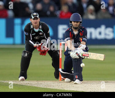 22.06.2012. Chelmsford, Essex. James Foster tenta una scansione inversa mentre batting 22.06.2012 Chelmsford Essex. Amici vita T20 Essex Eagles vs Surrey Lions. Azione a Ford County Ground, Chelmsford Essex. Foto Stock