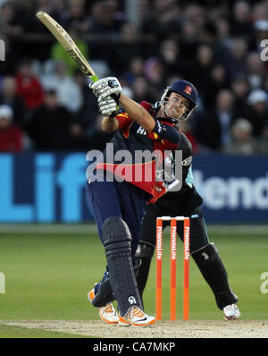 22.06.2012. Chelmsford, Essex. James Franklin sfonda la palla al confine mentre alla battuta per Essex - 22.06.2012 Chelmsford Essex. Amici vita T20 Essex Eagles vs Surrey Lions. Azione a Ford County Ground, Chelmsford Essex. Foto Stock