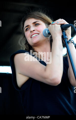 Giugno 23, 2012 - Pomona, California, Stati Uniti d'America - musicista-EMILY ARMSTRONG. piombo voce e chitarra per morto Sara, effettuando al Van's Warped Tour 2012, Pomona Fairgrounds, Pomona, California, USA, Giugno 22, 2012...immagine credito cr Scott Mitchell/ZUMA premere (credito Immagine: © Scott Mitchell/ZUMAPRESS.com) Foto Stock