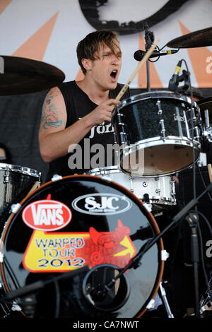 Giugno 23, 2012 - Pomona, California, Stati Uniti d'America - musicista-SEAN Venerdì, il batterista dei Morti Sara, performing live a Van's Warped Tour, 22 giugno 2012. Pomona Fairgrounds, Pomona, California. Stati Uniti d'America..Credit immagine cr Scott Mitchell/ZUMA premere (credito Immagine: © Scott Mitchell/ZUMAPRESS.com) Foto Stock