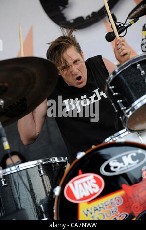 Giugno 23, 2012 - Pomona, California, Stati Uniti d'America - musicista-SEAN Venerdì, il batterista per i morti di Sara, performing live a Van's Warped Tour, 22 giugno 2012. Pomona Fairgrounds, Pomona, California. Stati Uniti d'America.Credit immagine cr Scott Mitchell/ZUMA premere (credito Immagine: © Scott Mitchell/ZUMAPRESS.com) Foto Stock