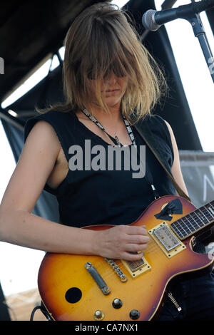 Giugno 23, 2012 - Pomona, California, Stati Uniti d'America - musicista-EMILY ARMSTRONG, piombo voce e chitarra per morto Sara, sul palco a Van's Warped Tour, 22 giugno 2012. Pomona Fairgrounds, Pomona, California. Stati Uniti d'America..Credit immagine cr Scott Mitchell/ZUMA premere (credito Immagine: © Scott Mitchell/ZUMAPRESS.com) Foto Stock